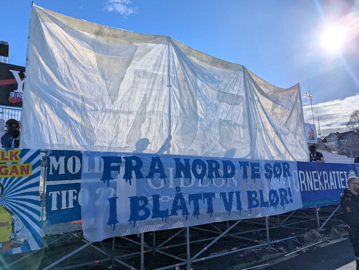 MoldeTifo's tweet photo. FRA NORD TE SØR I BLÅTT VI BLØR https://t.co/yBYm3yLSGI