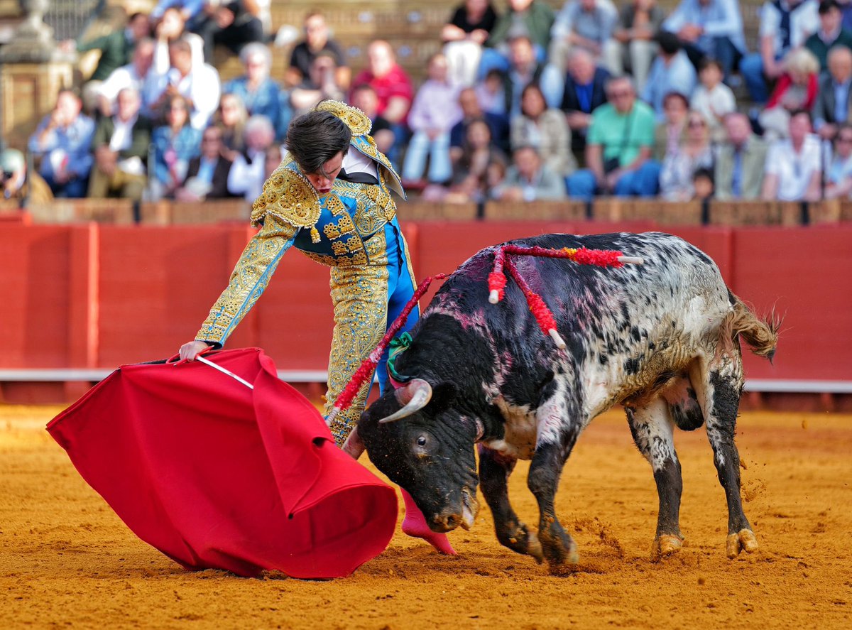 LancesMaestranz's tweet photo. 📸 Ovación para MARIO VILAU en el 2️⃣

🐂  La Cercada https://t.co/EFVwffpVKW