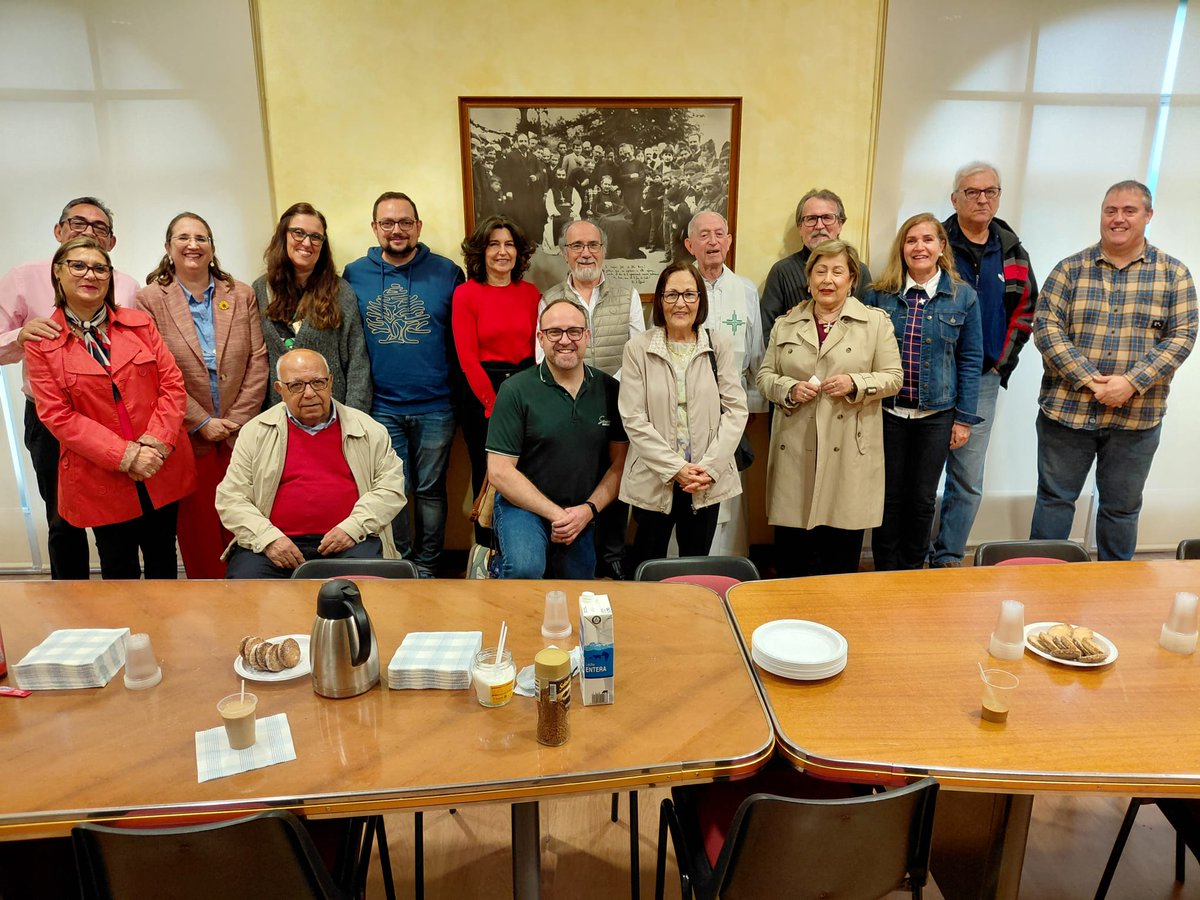 SalesCoopPllano's tweet photo. CONVIVENCIA ZONA SUR - SALESIANOS COOPERADORES de la provincia @CooperadoresSJB
Hoy nos hemos reunido en nuestra casa @SJBpuertollano, con hermanos cooperadores de la zona sur.
Tras el  recibimiento, visita al Museo Etnológico, Eucaristía en la Parroquia y Comida fraterna. https://t.co/s3kth2p5YY
