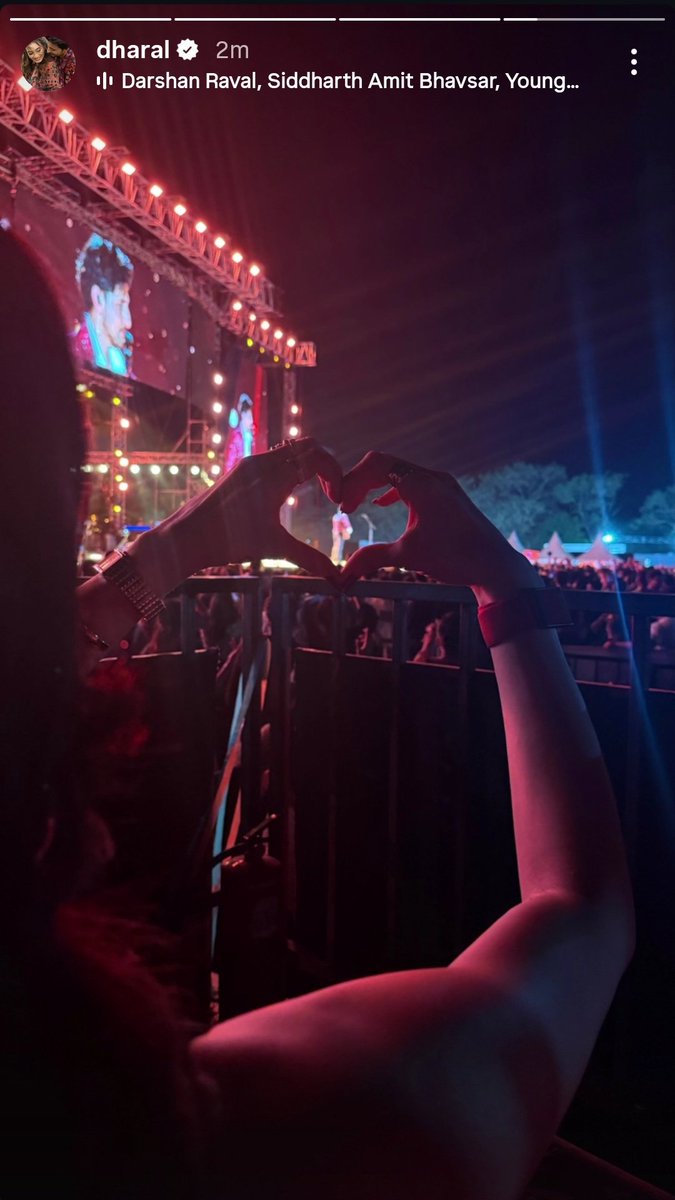 ReemaGauncarDZ's tweet photo. @DarshanRavalDZ  to @dharal_surelia :
"Kehta hu itni mohabbat hai tumse
Jitni falak se zameen,
Kehdo na tum bhi kehne mein kya hai,
Hota hai ishq yahin "

@dharal_surelia 's reply :
"Barson se ye,
Arson talak,
Hisse hai ab tu mere.."

This is the way ONLY MINE looks best. 💙🌸👇 https://t.co/gbUdpCrniM