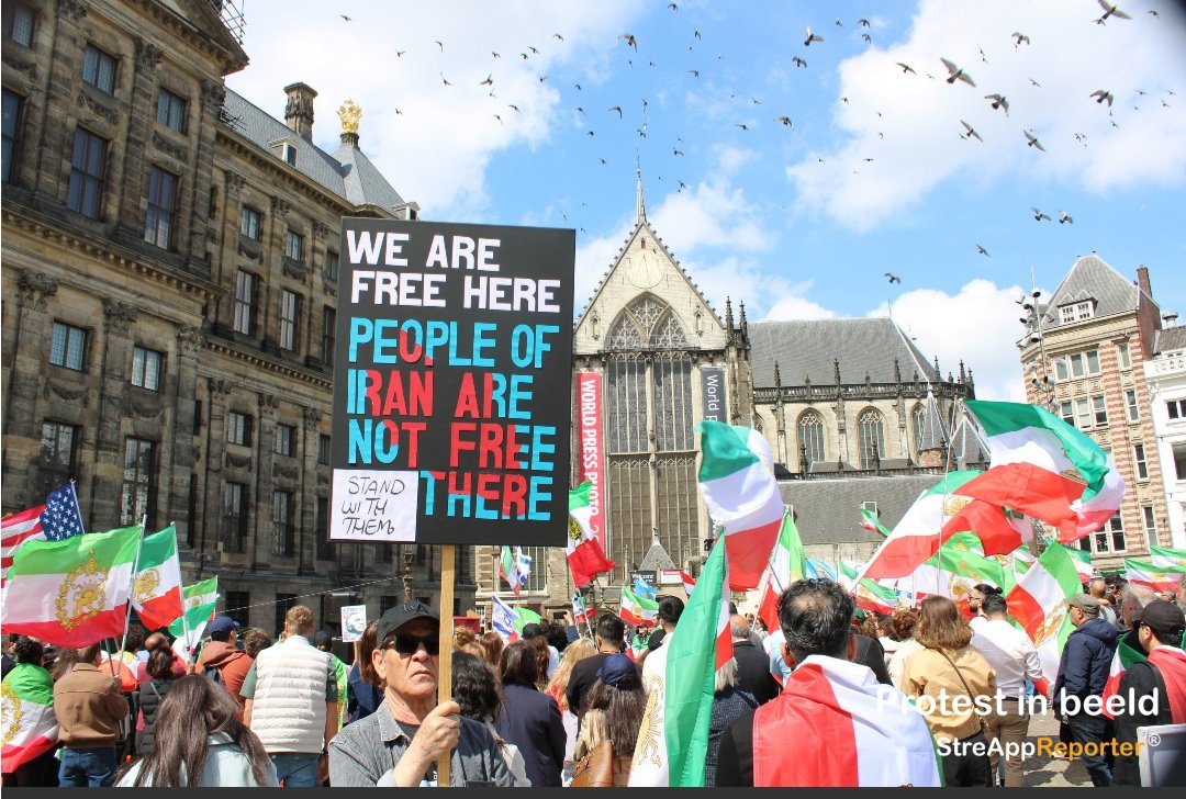 protestinbeeld's tweet photo. Vanmiddag was er een manifestatie op de Dam, en een korte demonstratie door het centrum van #amsterdam.
#IranRevolution2026‌ https://t.co/fHCSEiRR52