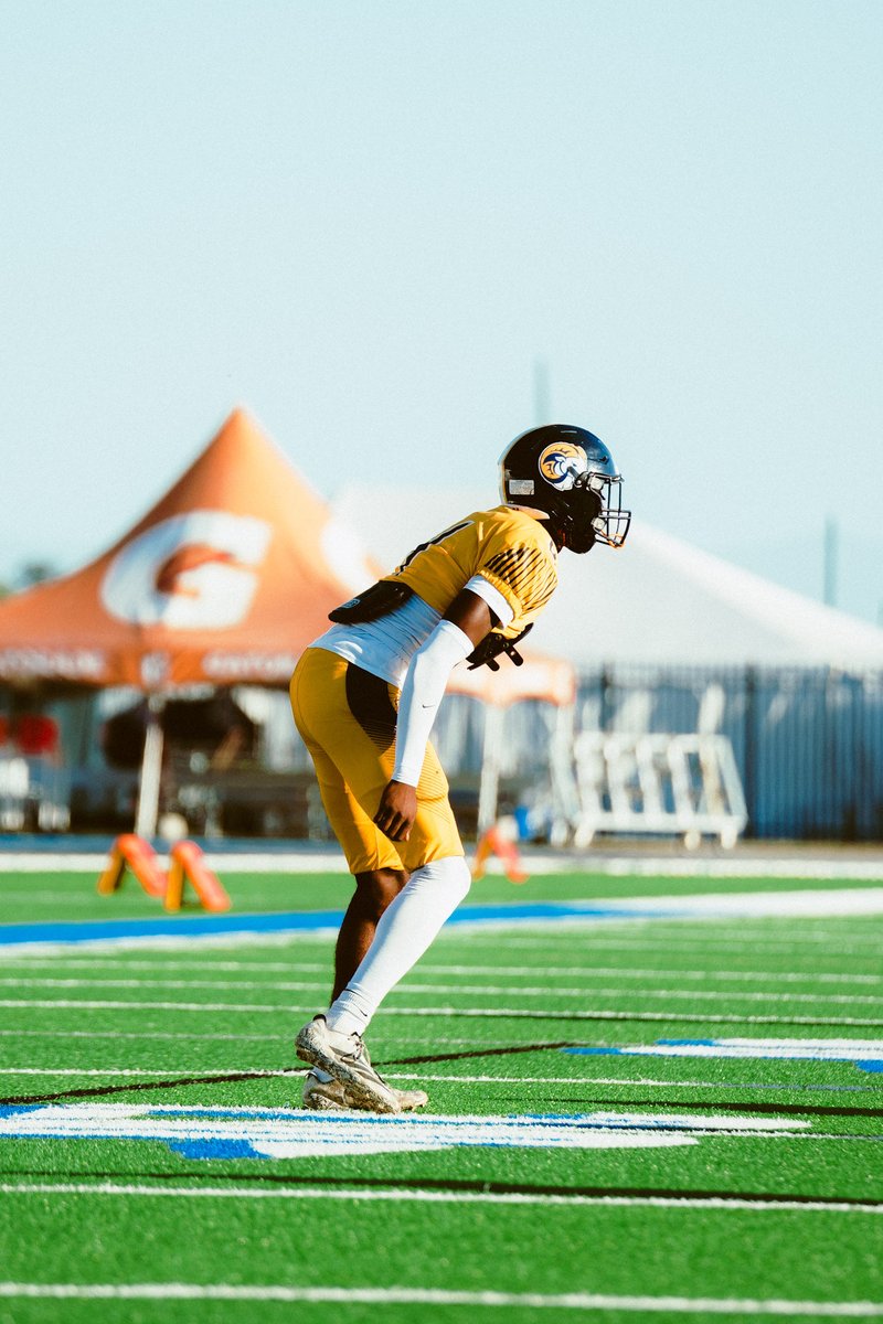 Ahmari_Riley's tweet photo. 6’4 200lbs 3.4 gpa 
Bench 235
Squat 405
40- 4.54
Broad jump- 11’2 
Athlete‼️ https://t.co/qcOHY1CYnR