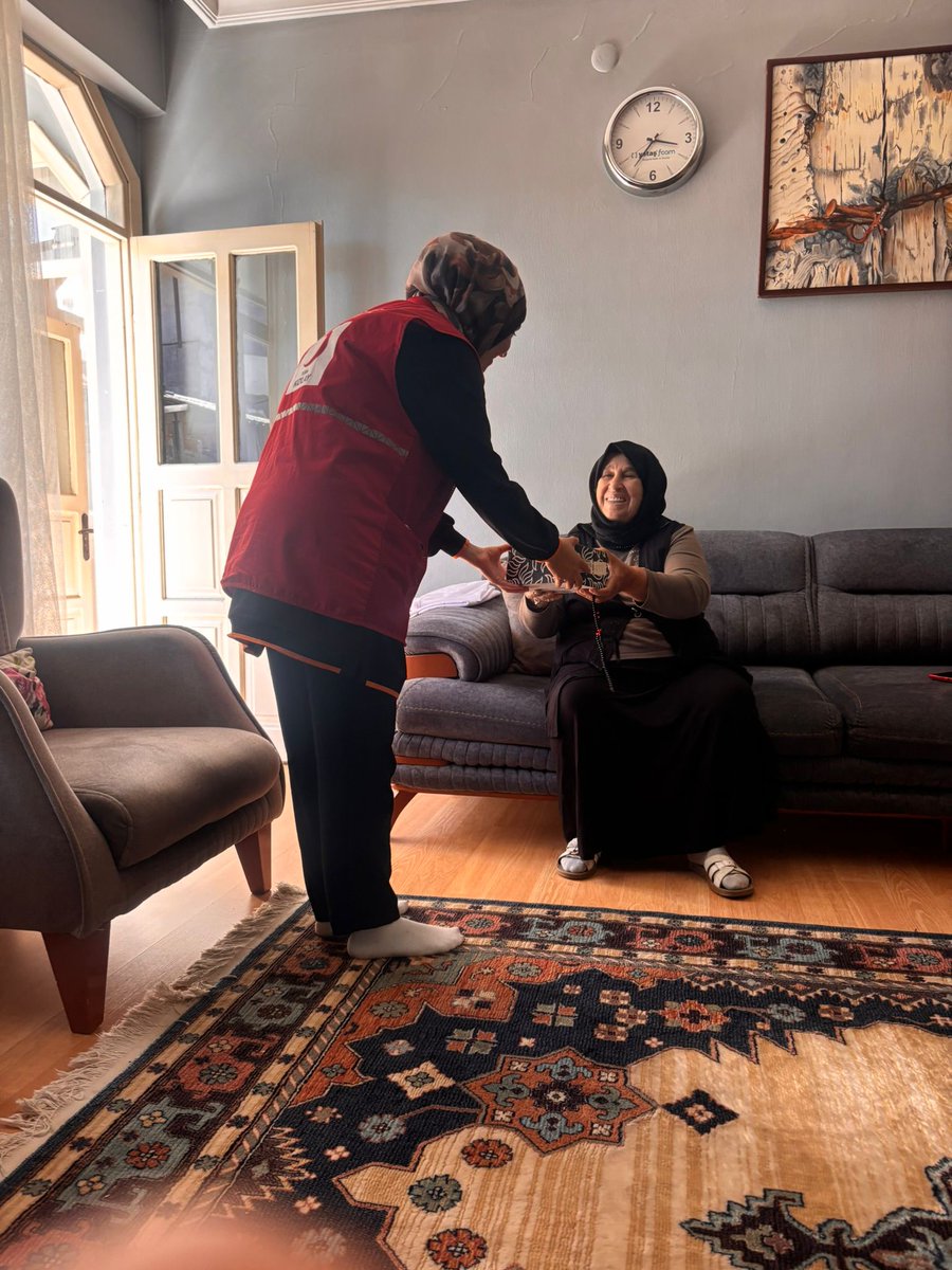 TKHataySubesi's tweet photo. Kızılay Hatay ekiplerimiz, aziz şehitlerimizin kıymetli annelerini hanelerinde ziyaret ederek Anneler Gününü kutladı.​Hoş sohbet ve güler yüzle bizlere açılan kapılarda,gönül köprülerimizi güçlendirdik. Anneler gününde şehitlerimizin emanetlerine sahip çıkmanın onurunu yaşıyoruz. https://t.co/si1cCaPHCa