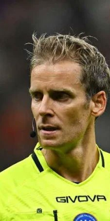 maxf02890445's tweet photo. A decidere il campionato e la volata finale verso la #Champions è scesa di nuovo @AIA_it . Gli arbitri ancora una volta aiutano certe squadre. 
Il signor #Gasperini ora non si lamenterà.
Le proprietà straniere vanno salvaguardate.
Il calcio italiano è sotto quello indonesiano. https://t.co/cElREid5hp