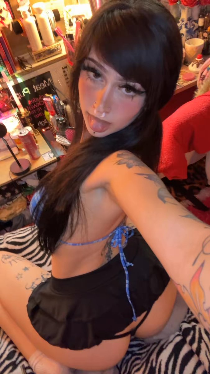 codecassidyy's tweet photo. mommy wants you to look but don’t get too attached https://t.co/BW3sS3Pmp6