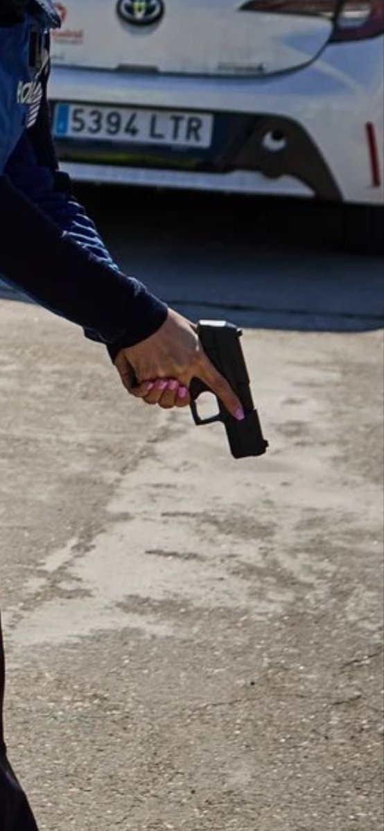 Qué es más peligroso?
A) La pistola de dedo 
B) La pistola sin disparador