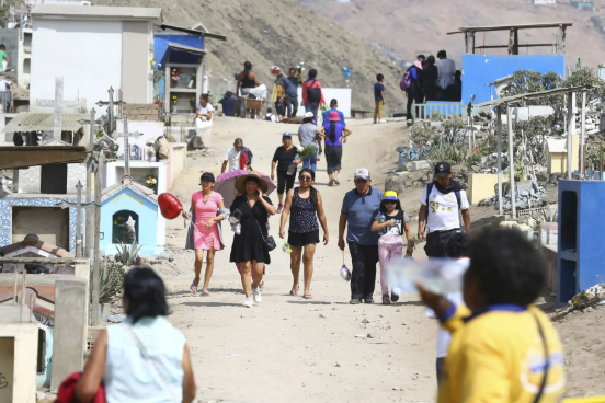 Agencia_Andina's tweet photo. Más de 500,000 personas visitan este domingo el cementerio Nueva Esperanza, en el distrito de Villa María del Triunfo, para rendir homenaje a sus madres fallecidas en el Día de la Madre.
👉 https://t.co/2jy0rx2h1q https://t.co/LprO0LONpx
