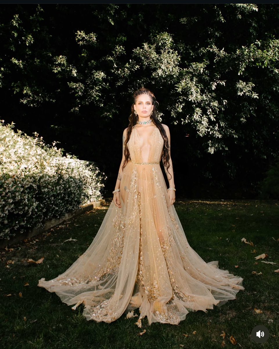 honeycomingdown's tweet photo. Woahh Halsey looks like the Goddess Mother Earth!!

One of her most stunning looks ever!!!✨🌱 https://t.co/o1lovjcuK3