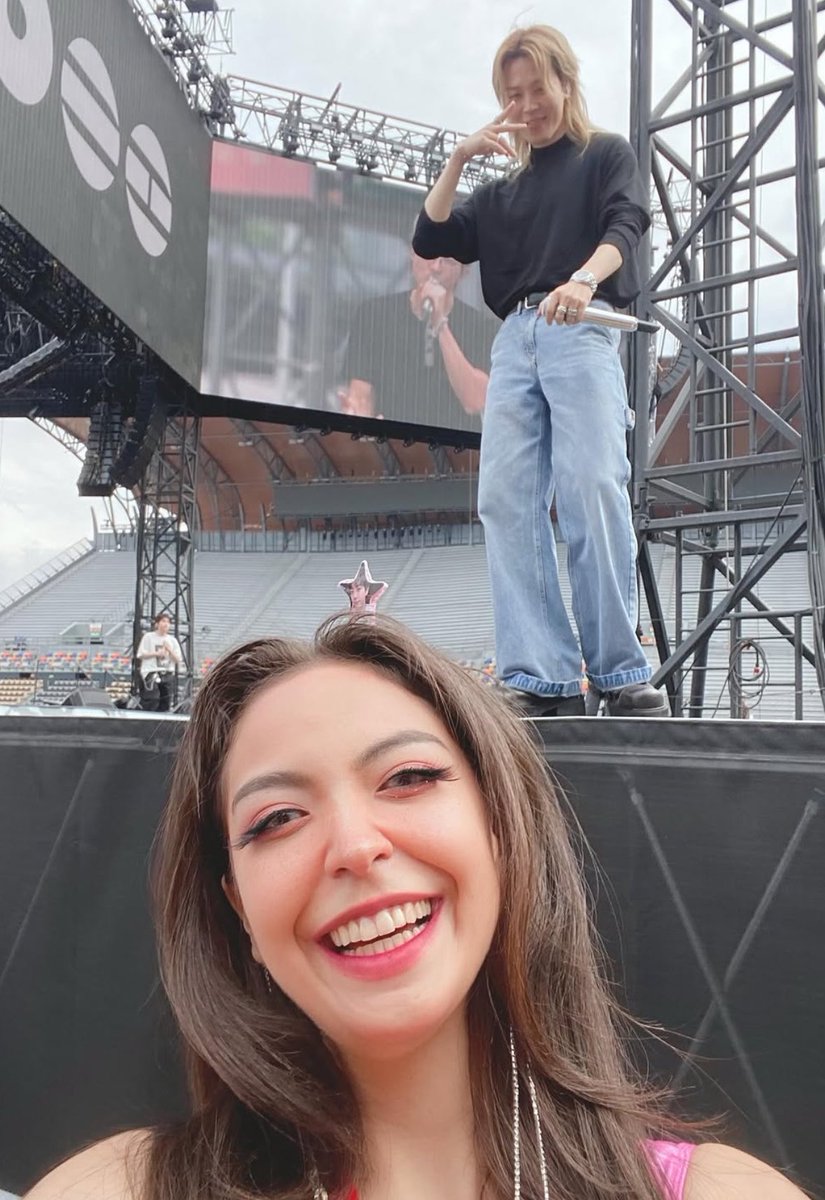 omg the person who jimin posed for dropped the selca 🥺😭