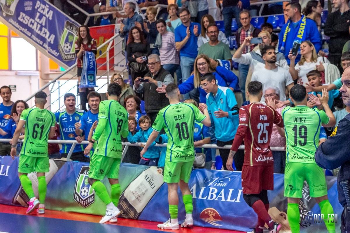 VinaAlbaliFS's tweet photo. ¡Ayer volvió a quedar claro que esta afición nunca falla! 💙

🙌🏼 Gracias por responder al llamamiento y llevarnos en volandas hacia la victoria ✨ 

Orgullosos de vosotros. ¡Seguimos juntos! 💪🏼

📸 @aurecape

#ViñaAlbaliValdepeñas https://t.co/sICCK8dlxt