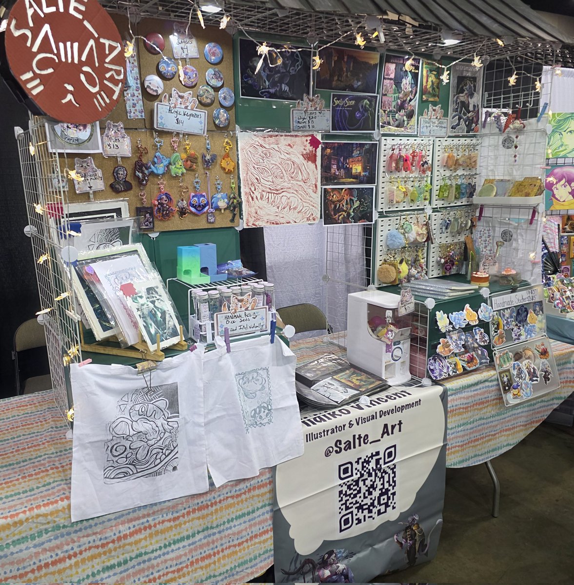 salte_art's tweet photo. Okay but like look how cccutteeee my stand is it's gotten such an upgrade!!! I think ill be getting a new tablecloth next :3
.
#artist #artistalley #art #comiccon #artcon #furryartist #booth https://t.co/D9nKHD5jX0