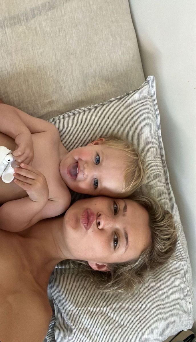 thinkermolloy's tweet photo. aoife and aj lynch bed selfies - taken by herself, the best mommy ever 

#aoifemothersday https://t.co/RXmNAnAt5X