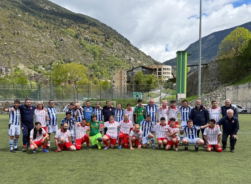 MateosPoch's tweet photo. Gran jornada a Andorra, disfrutant dels partits amb els equips del propi Andorra, Real Sociedad, Lleida i el CA Garrotxa UE Olot
Agraïts a tots, en especial al club andorrà
I abraçada als nostres jugadors, a tots els companys del staff, pares i acompanyants
Sempre endavant
🤍❤️💪🏻 https://t.co/U3k28pGowW