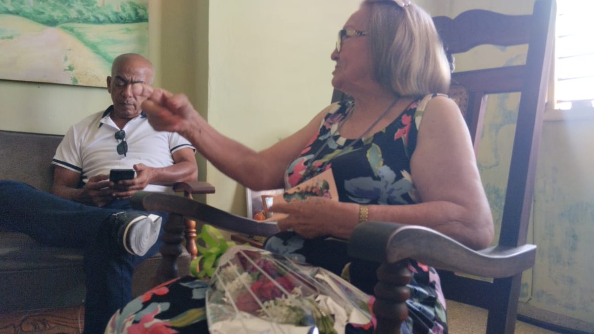 ahoracu's tweet photo. Joel Queipo Ruíz, miembro del Comité Central y primer secretario del Partido en Holguín y Manuel Francisco Hernández Aguilera, gobernador; visitaron tres grandes madres holguineras: Filadelfia Vilar Aguilar, Isidora Gordón Benjamín y Lidis Lamorú Febles
 #DíaDeLasMadres https://t.co/rFYrec9mta