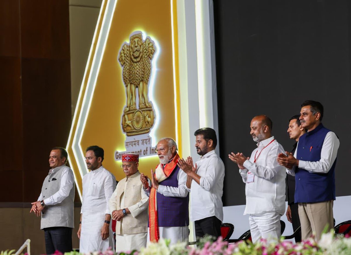 ప్రధాన మంత్రి శ్రీ నరేంద్ర మోదీ, రాష్ట్ర గవర్నర్ శ్రీ శివ ప్రతాప్ శుక్లా తో కలిసి రాష్ట్రంలోని పలు అభివృద్ధి కార్యక్రమాల ప్రారంభోత్సవాలు, శంకుస్థాపనలో పాల్గొన్నాను. ఈ సందర్భంగా “తెలంగాణ రైజింగ్ -2047” ప్రణాళిక అమలు, తద్వారా 2047 నాటికి తెలంగాణ రాష్ట్రం మూడు ట్రిలియన్ డాలర్ల