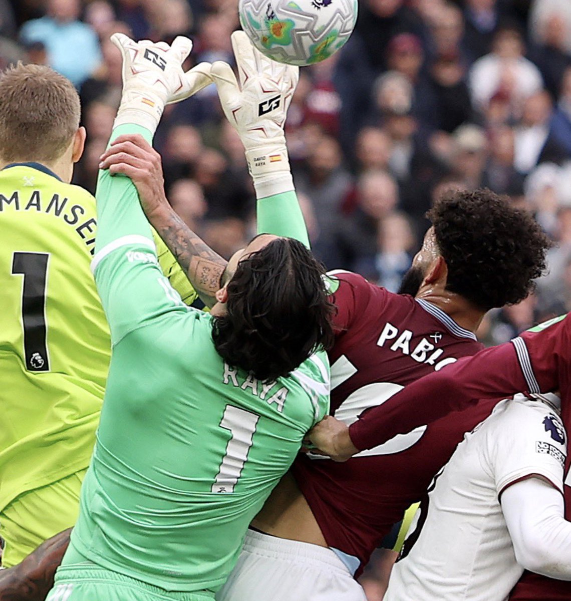 goonielor's tweet photo. El que no vea la doble falta a David Raya tiene un grave problema y está cegado por el odio al Arsenal. Jamás había visto tanto deseo por que un club perdiese la Premier. Si la acabamos ganando, va a saber el doble. https://t.co/LEK7g5oSyj