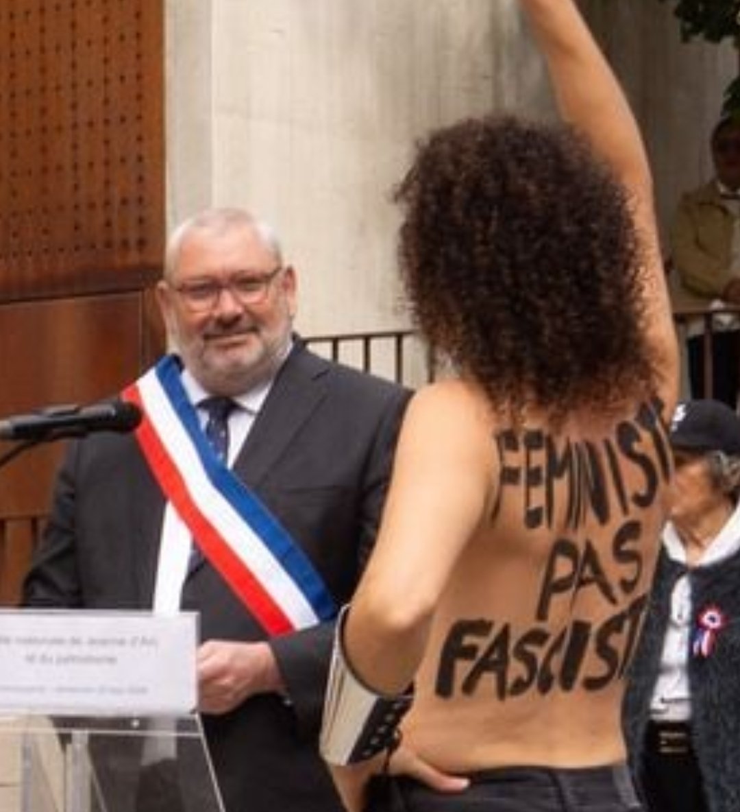 Voilà mes nibards, prends-toi ça facho !
