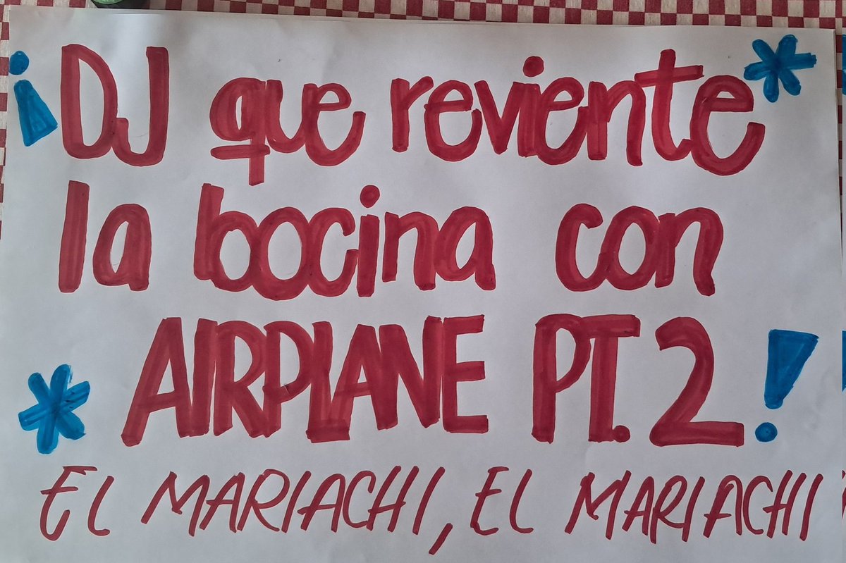 Otro cartel para que nos pongan Airplane Pt 2 este domingo 10 de mayo (Dios, escúchanos por favor)