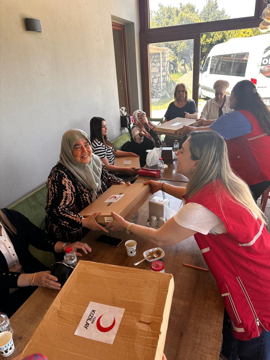 TKHataySubesi's tweet photo. 🌙​Kızılay Hatay ekipleri olarak,kıymetli annelerimizle güne güzel bir kahvaltıyla başladık. Kuş sesleri eşliğinde yaptığımız doğa yürüyüşüyle devam eden programımızı, annelerimize sunduğumuz küçük hediyelerle taçlandırarak gönüllerine misafir olduk. https://t.co/zxKta8N2NL