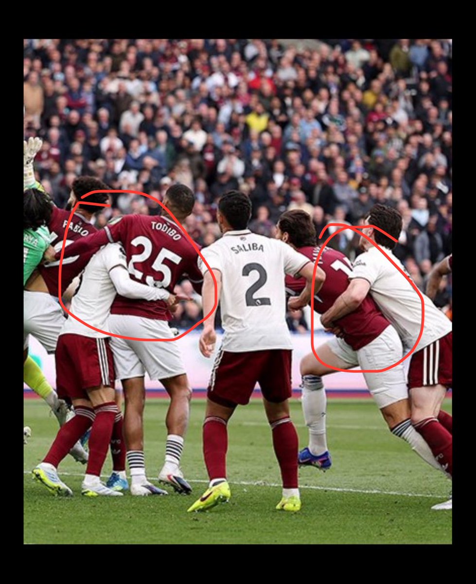IRONPRINCE01's tweet photo. @FabrizioRomano If that was a foul, these are penalties no? Corruption at the highest https://t.co/qv7alITNkl