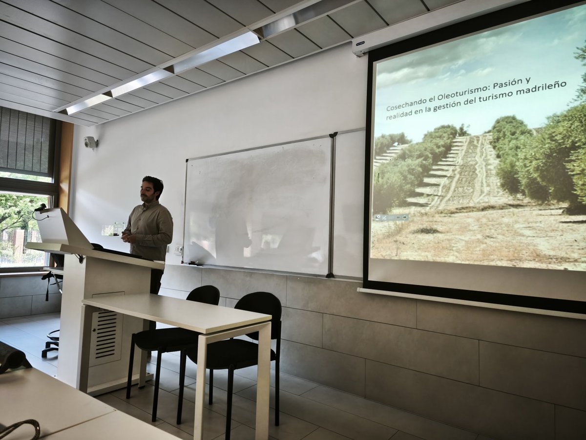 Mgestturistuc3m's tweet photo. Esta semana pasada en @Mgestturistuc3m ha impartido una conferencia, Jesús Fernández Llorente, técnico de turismo de la CAM y antiguo alumno de este máster titulada "Cosechando el Oleoturismo: Pasión y realidad en la gestión del turismo madrileño". Muchas gracias. @master_uc3m https://t.co/rFieakqUeZ