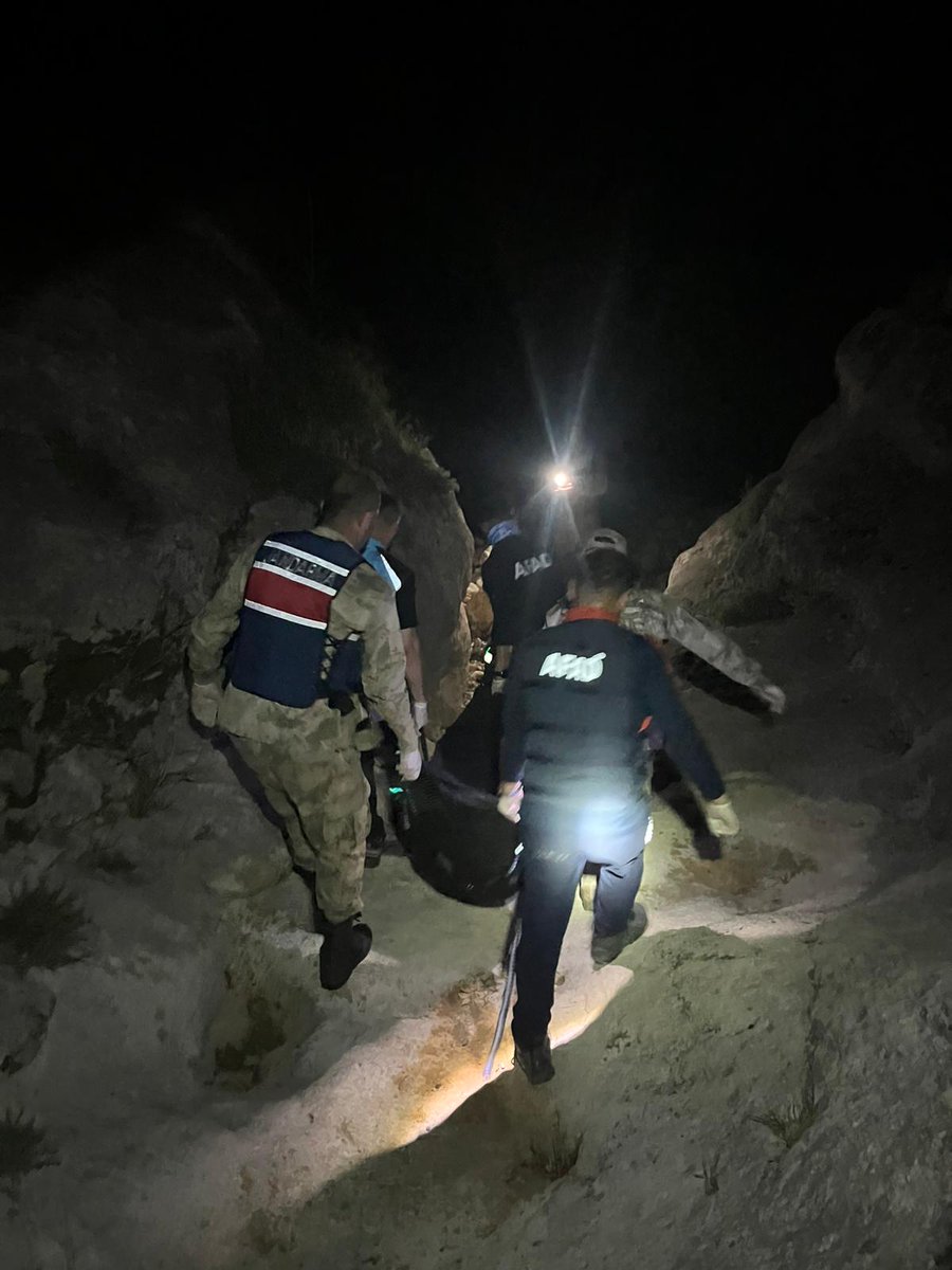 AFAD_Siirt's tweet photo. 10 Mayıs 2026 tarihinde acil çağrı merkezinden gelen ihbarla Siirt Merkez tahtı mendık mevkii civarında 70 yaşlarında bir vatandaşımızın kayalıklardan düştüğü bilgisi alınmıştır. Jandarma,UMKE ambulans ekiplerinin de katılımıyla yürütülen çalışmaya il müdürlüğümüz https://t.co/foIYniCRH6