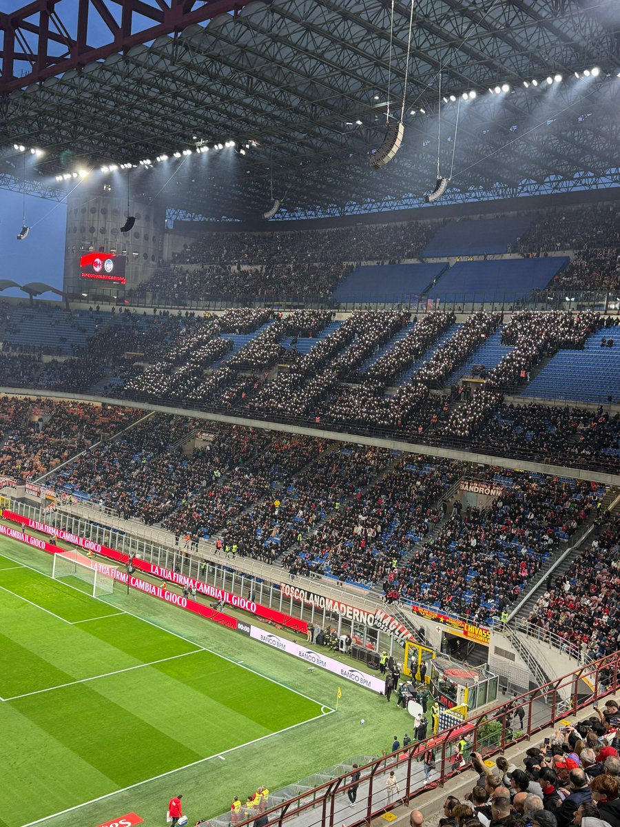 Hay formas y formas de protestar contra un dirigente de tu club. Y luego está esta, la de los tifosi del Milan, que piden así la marcha de Giorgio Furlani (CEO del club). 

Ante la prohibición de entrar pancartas, tifo humano con las linternas del móvil.

✍🏻 G.F. OUT