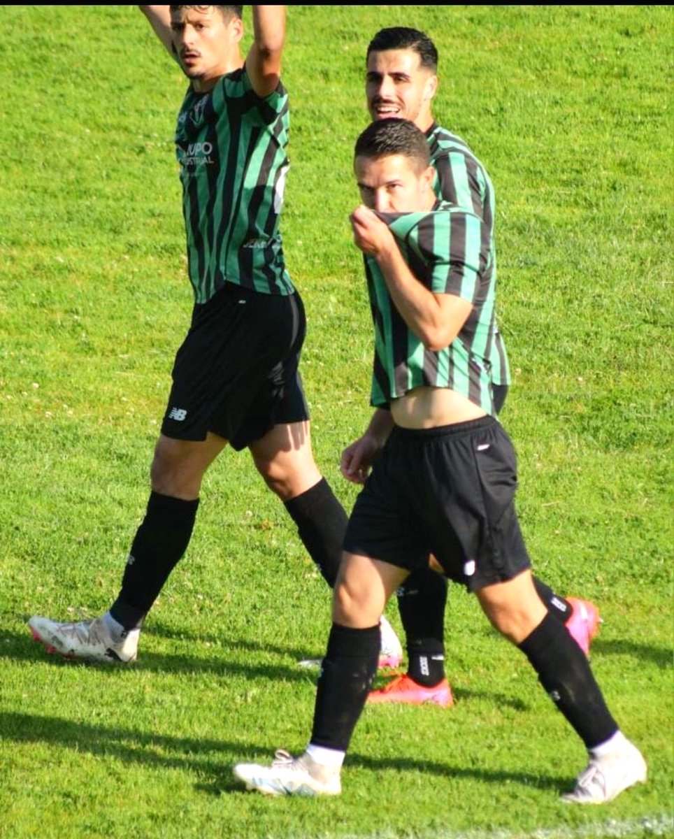 PICHICHI 3ª:

Enhorabuena al vencedor Chema Chávez <a href="/chema_tuok/">Chema</a>, que gana su primer Pichichi.

21 goles (supera su mejor temporada: 20 la pasada 24-25).

Sucede a Fabio, del Jaraíz.

Tercer jugador del <a href="/JerezClubFutbol/">Jerez C.F.</a> que logra el Pichichi. Cruz (92, 96 y 98) y Alegre (94).
