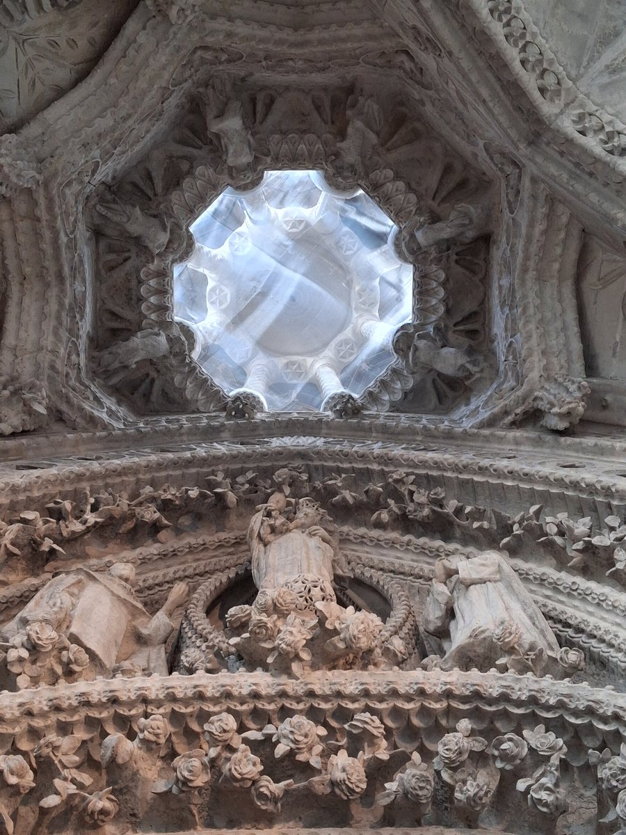 Pyrenne_EAMAG's tweet photo. Cupulí del claustre del Roser a la Sagrada Família, la part del claustre que Gaudí va acabar en vida (1897). https://t.co/Ryc4dXCI4Q