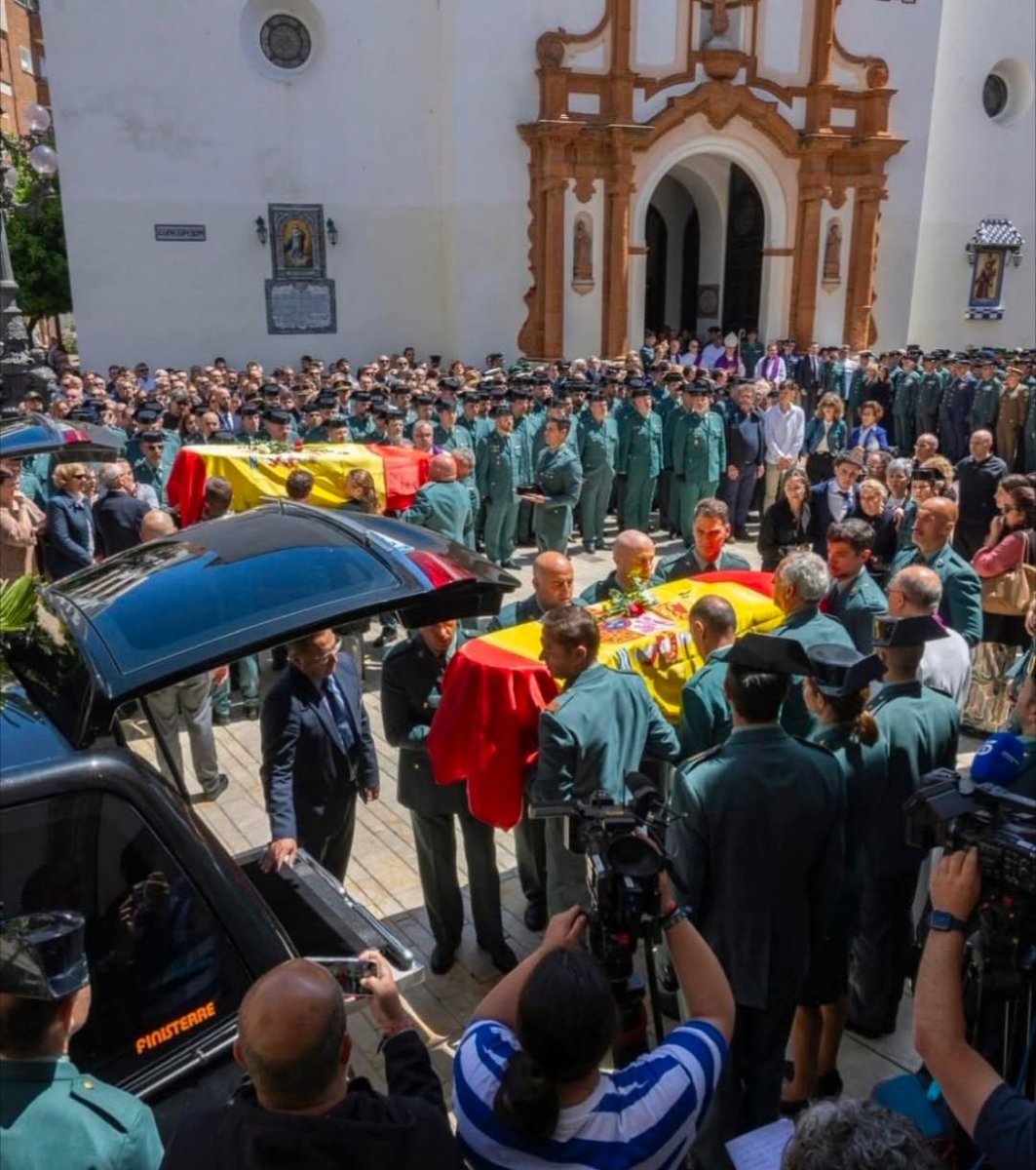 Y lo digo porque desde la presidencia del gobierno, creo recordar, que también se lamentó el suicidio de una persona encarcelada por pertenencia a una banda terrorista. 

También con el debido respeto, entenderán que este tipo de gestos o relatos no soluciona el grave problema al