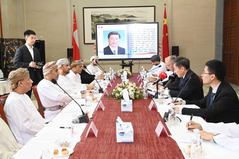 ChinaEmbOman's tweet photo. في 10 مايو 2026، نظمت سفارة جمهورية الصين الشعبية لدى سلطنة عُمان ندوة صحفية تحت عنوان التمسك بمبدأ حل النزاعات بالوسائل السياسية والدبلوماسية. وألقى سعادة السفير الصيني ليو جيان كلمة رئيسية أثناءها، حيث سلط الضوء على موقف الصين رؤيتها حول الوضع الراهن في الشرق الأوسط، مؤكدًا على التزام الصين برؤية من أربع نقاط لتعزيز السلام والاستقرار في الشرق الأوسط التي طرحها فخامة الرئيس الصيني شي جينبينغ.

وشدد السفير ليو جيان على أن فلسفة الصين الدبلوماسية وموقفها تنبع من فكر شي جينبينغ بشأن الدبلوماسية ،ويُعد بناء مجتمع المستقبل المشترك للبشرية جوهراً لهذا الفكر الكبير. وعليه، تدعو الصين إلى تجاوز الصراعات والمواجهات عبر التنمية السلمية، وإحلال الأمن المشترك محل الأمن المطلق، واستبدال لعبة المحصلة الصفرية بالتعاون والمنفعة المتبادلة، ومنع صدام الحضارات عبر التبادل والتعلم المتبادل، وحماية كوكب الأرض عبر التنمية الخضراء.

وأشار السفير ليو جيان إلى أن الصين وسلطنة عُمان تتشابهان في فلسفتهما ومواقفهما الدبلوماسية. وتبعاً للتوجيهات الواردة في الرؤية ذات أربع نقاط التي طرحها الرئيس شي جينبينغ، ستواصل الصين دعم دول الشرق الأوسط في بناء موطن مشترك قائم على حسن الجوار والتنمية والأمن والتعاون ،والعمل على تهدئة الأوضاع واحتواء الصراع، والمساعدة في إطلاق مفاوضات السلام، والاضطلاع بدور أكبر في استعادة الأمن والاستقرار في المنطقة.

انخرط المشاركون في نقاش ودي حول المواضيع المطروحة، واتفق الجميع على أنه ينبغي للصين وسلطنة عمان تعزيز التبادلات والتعلم المتبادل في مجال إدارة الدولة، والارتقاء بتعاونهما إلى مستوى أعلى، وتكثيف الجهود لمعالجة القضايا الإقليمية بشكل مشترك، والالتزام بحل النزاعات بين الدول من خلال الوسائل السياسية والدبلوماسية، والعمل معاً على تعزيز وحماية السلام والاستقرار الدولي والإقليمي.