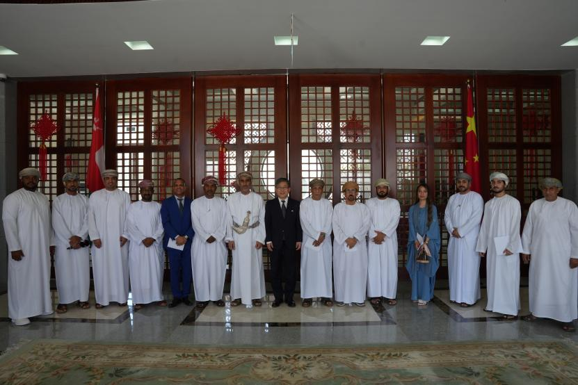 ChinaEmbOman's tweet photo. في 10 مايو 2026، نظمت سفارة جمهورية الصين الشعبية لدى سلطنة عُمان ندوة صحفية تحت عنوان التمسك بمبدأ حل النزاعات بالوسائل السياسية والدبلوماسية. وألقى سعادة السفير الصيني ليو جيان كلمة رئيسية أثناءها، حيث سلط الضوء على موقف الصين رؤيتها حول الوضع الراهن في الشرق الأوسط، مؤكدًا على التزام الصين برؤية من أربع نقاط لتعزيز السلام والاستقرار في الشرق الأوسط التي طرحها فخامة الرئيس الصيني شي جينبينغ.

وشدد السفير ليو جيان على أن فلسفة الصين الدبلوماسية وموقفها تنبع من فكر شي جينبينغ بشأن الدبلوماسية ،ويُعد بناء مجتمع المستقبل المشترك للبشرية جوهراً لهذا الفكر الكبير. وعليه، تدعو الصين إلى تجاوز الصراعات والمواجهات عبر التنمية السلمية، وإحلال الأمن المشترك محل الأمن المطلق، واستبدال لعبة المحصلة الصفرية بالتعاون والمنفعة المتبادلة، ومنع صدام الحضارات عبر التبادل والتعلم المتبادل، وحماية كوكب الأرض عبر التنمية الخضراء.

وأشار السفير ليو جيان إلى أن الصين وسلطنة عُمان تتشابهان في فلسفتهما ومواقفهما الدبلوماسية. وتبعاً للتوجيهات الواردة في الرؤية ذات أربع نقاط التي طرحها الرئيس شي جينبينغ، ستواصل الصين دعم دول الشرق الأوسط في بناء موطن مشترك قائم على حسن الجوار والتنمية والأمن والتعاون ،والعمل على تهدئة الأوضاع واحتواء الصراع، والمساعدة في إطلاق مفاوضات السلام، والاضطلاع بدور أكبر في استعادة الأمن والاستقرار في المنطقة.

انخرط المشاركون في نقاش ودي حول المواضيع المطروحة، واتفق الجميع على أنه ينبغي للصين وسلطنة عمان تعزيز التبادلات والتعلم المتبادل في مجال إدارة الدولة، والارتقاء بتعاونهما إلى مستوى أعلى، وتكثيف الجهود لمعالجة القضايا الإقليمية بشكل مشترك، والالتزام بحل النزاعات بين الدول من خلال الوسائل السياسية والدبلوماسية، والعمل معاً على تعزيز وحماية السلام والاستقرار الدولي والإقليمي.