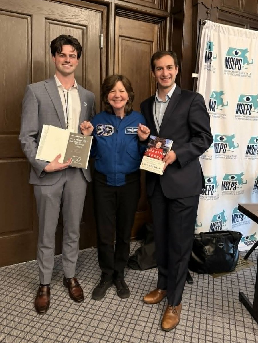 Astro_Cady's tweet photo. With Med students who had me autograph Sharing Space for their Moms! πHappy Motherβs Day!
#MSEPS #MassachusettsSocietyofEyePhysiciansandSurgeons
#MothersDay #SHARINGSPACE https://t.co/Bs5k6T0tNl