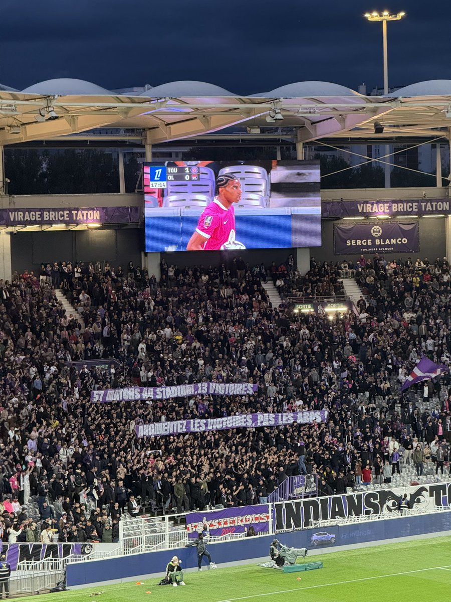 « 57 matches au Stadium, 13 victoires.
Augmentez les victoires, pas les abos! »

Message du virage Brice <a href="/Indians_Tolosa/">Indians Tolosa</a> lors de #TFCOL 🙄