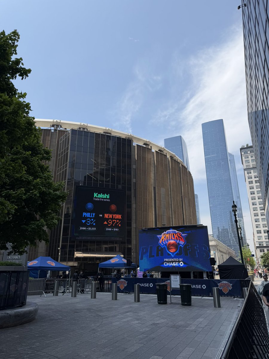 lawrenceschen's tweet photo. It’s a beautiful day to go to the eastern conference finals #AlwaysKnicks https://t.co/87RAj0fIXv