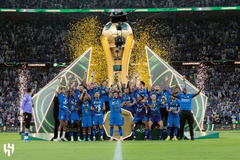 تَرَّبَعْ يا هلالُ على الثُريّا
لكَ الألقابُ تأتي بالتوالي 💙🏆
