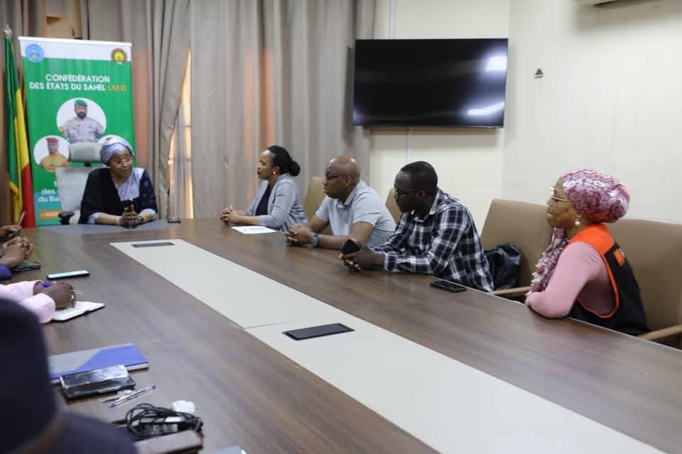 MSDS_Mali's tweet photo. 🇲🇱 Solidarité nationale : Orange Mali a remis 20 millions FCFA aux victimes des événements du 25 avril, réaffirmant son soutien aux populations touchées et aux autorités.
#MSDS #OrangeML #Solidarité https://t.co/STpf3UgwX0