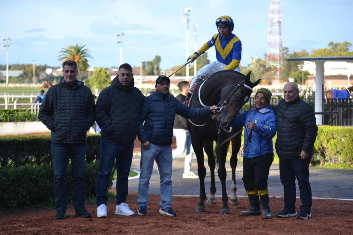 Hipodromo_LP's tweet photo. CARRERAS DESTACADAS DEL DÍA
ESPECIAL  FORLI
Triunfo de MISTER COQUETTE, jockey Matias Muñiz, entrenador Mauricio Muñiz en un tiempo de 1.48.27.
ESPECIAL INTER RED
Victoria de SILENCIO DRAMATICO, con la monta de G. Borda y al cuidado de M. Sueldo, frenando los relojes en 1.26.13 https://t.co/SKysUg7Iar
