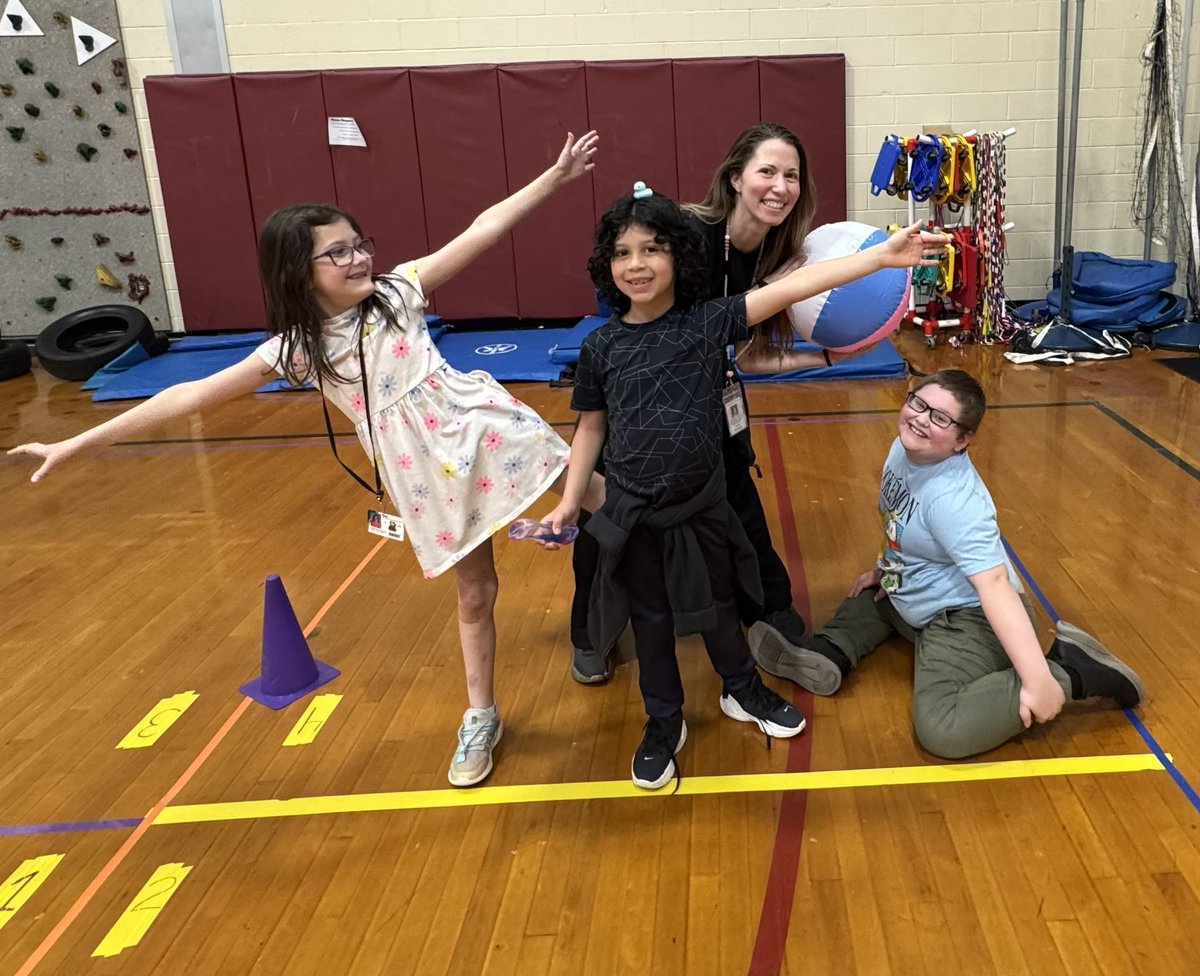 MsBreeman35's tweet photo. Having our usual fun in PE 💛🖤 https://t.co/PvSPmztiYn
