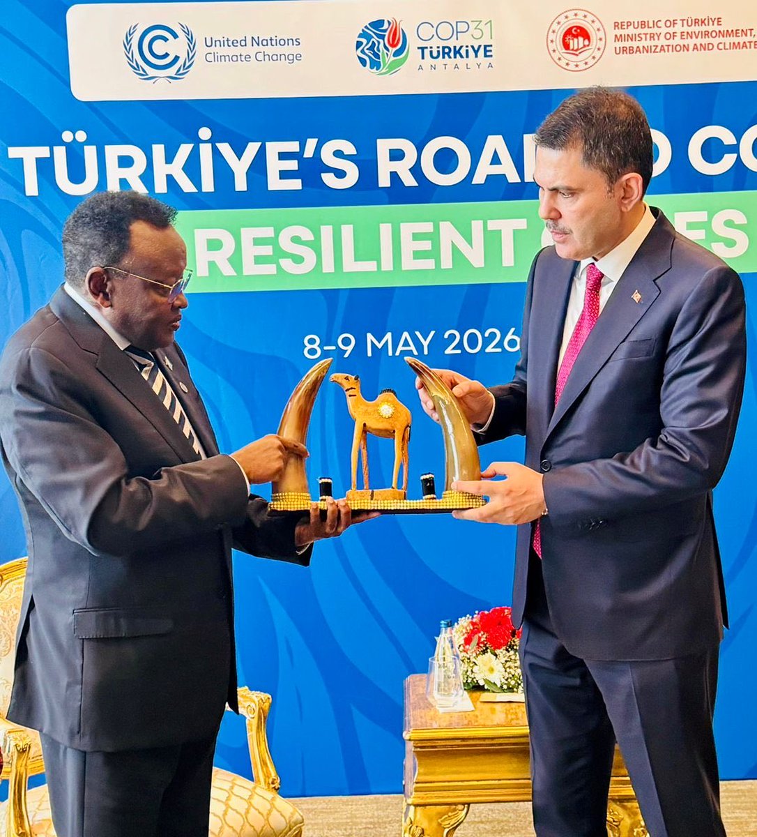 BashirMJ's tweet photo. I held a bilateral meeting in Hatay with H.E. @murat_kurum, Minister of Environment, Urbanisation and Climate Change of Türkiye 🇹🇷 and COP31 President-Designate. We discussed 🇸🇴 🤝 🇹🇷 cooperation, including data and knowledge sharing, https://t.co/u1MJQFvvKA