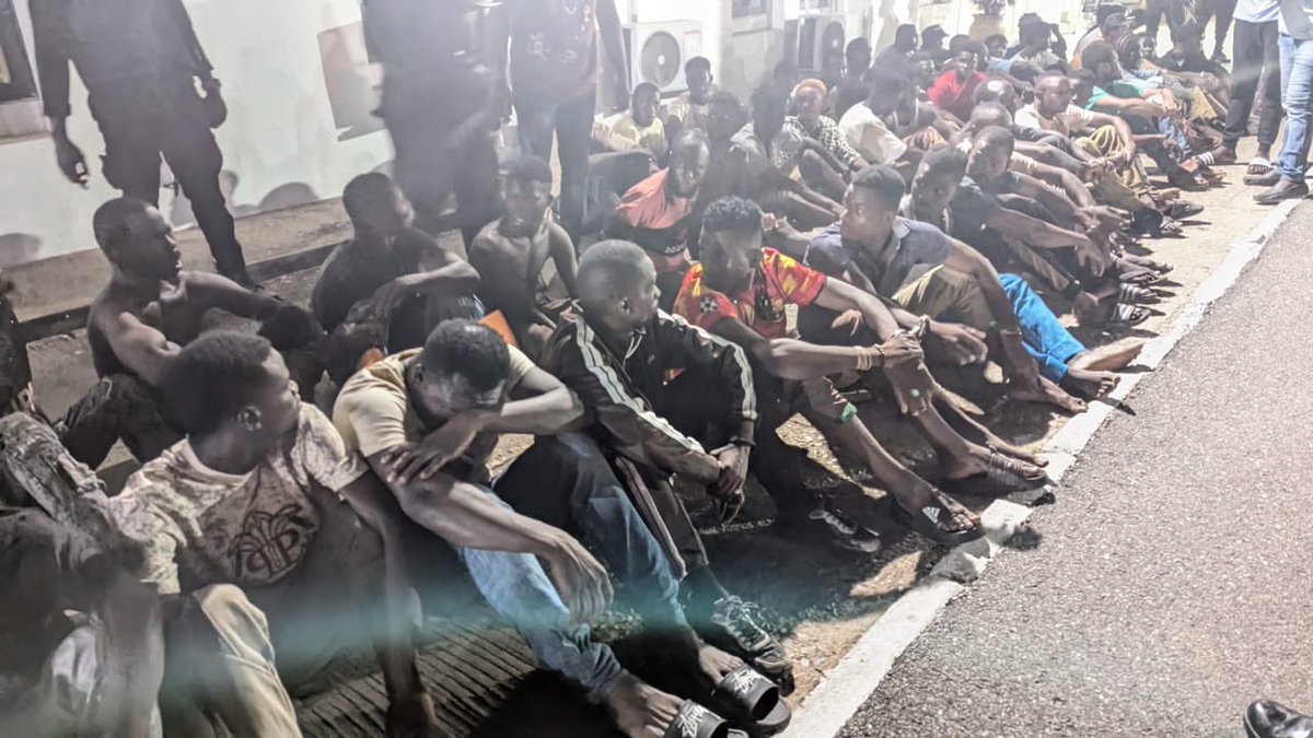 Scripture___'s tweet photo. 🚨 50 suspects arrested in a major anti-drug raid at Madina Market. Police seized suspected Tramadol, Indian hemp, knives, phones, and other items during the intelligence-led operation. Investigations ongoing. 🇬🇭

Serwaa Amihere

📸: Ghana News Agency https://t.co/khSE8d06k3