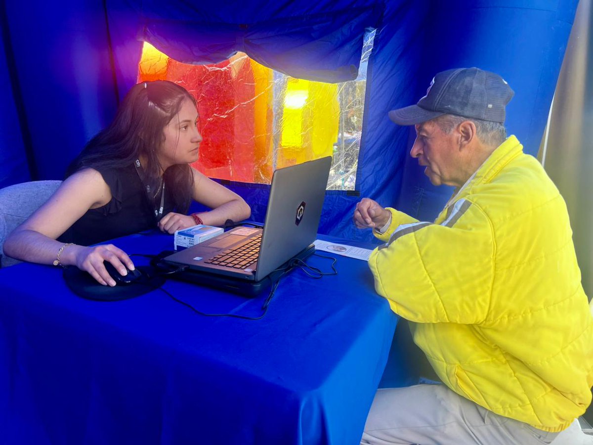 SRIoficialEc's tweet photo. #SRIzonal3

En el parque Cevallos, del cantón Ambato, atendimos a varios ciudadanos con los servicios de: generación de claves, información sobre devolución del IVA para grupos prioritarios y consultas de facturación. https://t.co/BVyJ5umwnF