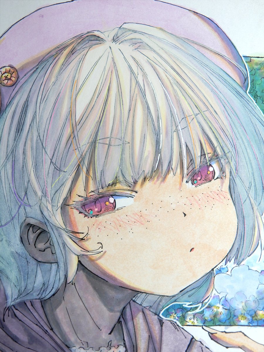 meiz_sandwich's tweet photo. 【アナログ2490：そばかすと銀髪】
アジサイと青い光の日。
銀の短髪とそばかすの組み合わせが気に入ってます。
#watercolorpainting #traditionalart #shikishiart #moeart #kawaiiart #copicmarker https://t.co/2vwTBpapGi
