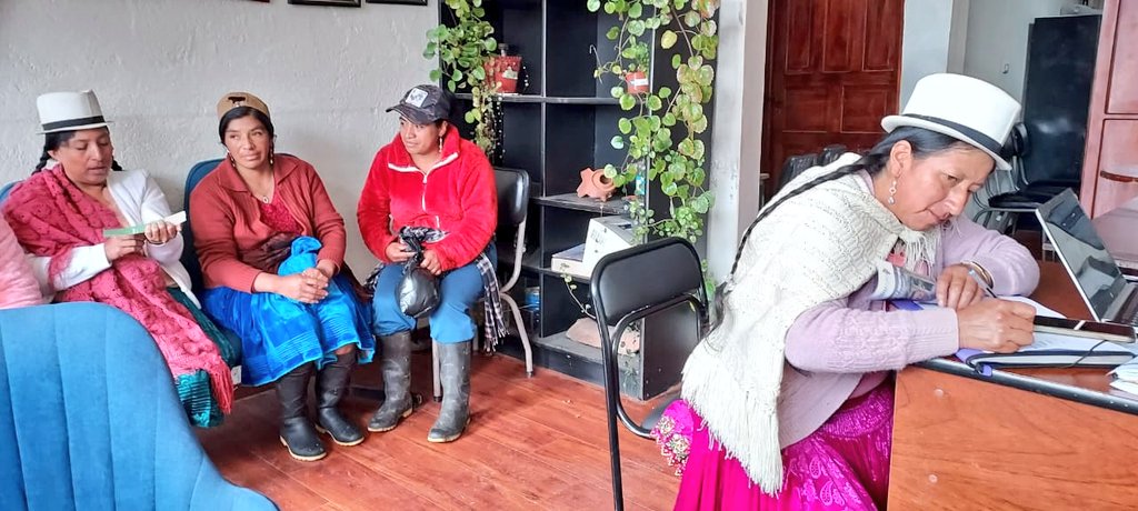 Agricultura_CZ6's tweet photo. #Cañar | Productores de la parroquia #Taday, serán parte de los proyectos y programas del #MAGP y del #Estado al haberse inscrito en el Registro Nacional Agropecuario, Agricultura Familiar Campesina y cadena láctea.
#ElNuevoEcuador https://t.co/8OagM8mSwy