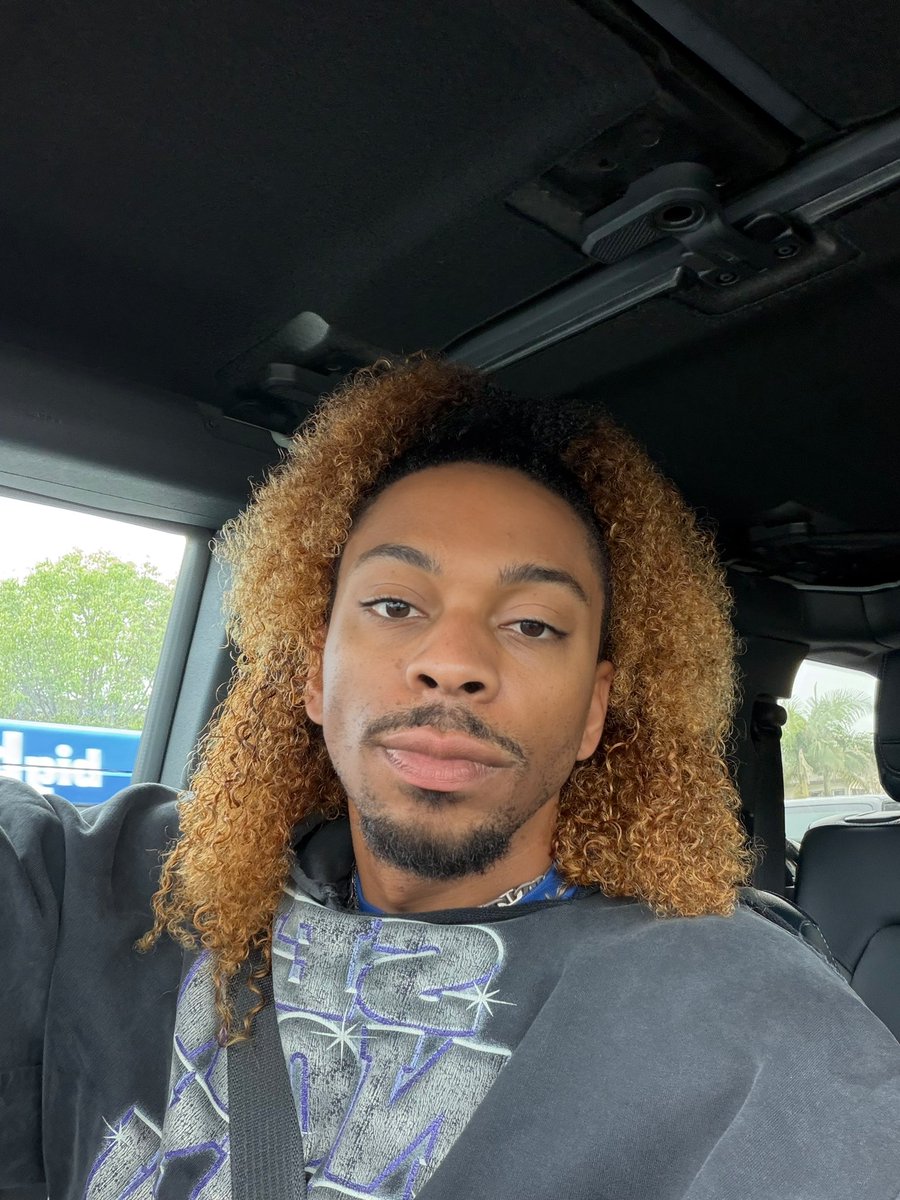dexterbcarr's tweet photo. happy friday ✌🏾 https://t.co/asFsreSr2V