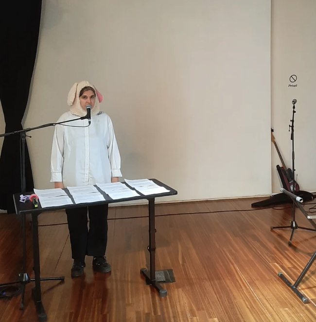 teatrontweets's tweet photo. Rubén Ramos Nogueira escribe sobre 'Dispararse un tiro en el pie', de Núria Corominas, en los Dijous de veu i paraula de Centre d'arts Santa Mònica.

🔗https://t.co/zQ5ZPQ7PVP. https://t.co/nANnOx794u
