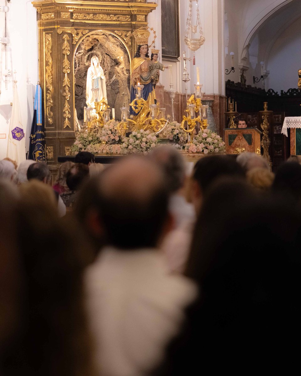 auxiliadoranerv's tweet photo. 🔹 En la tarde de hoy hemos vivido una eucaristía en una abarrotada Parroquia de Santa Cruz, celebrada por Don Eduardo Martín. 

👉🏼 Al finalizar la misa, ha tenido a bien ofrecernos una reliquia de Don Bosco, un gesto que siempre agradeceremos profundamente por el gran valor espiritual que representa esta ofrenda.

Asimismo, queremos agradecer la gran acogida y el cariño que hemos recibido en esta parroquia durante estos días, donde sin duda hemos hecho historia de nuestra Asociación.

#AuxiliadoraNervion #LaVirgenDeDonBosco