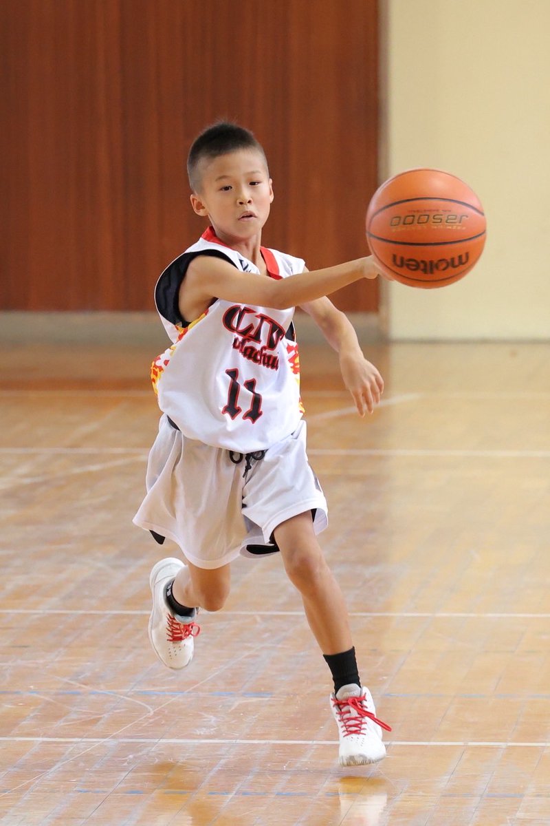 CourtColors's tweet photo. 試合写真から  
色鉛筆画 → シルエット → アイロンプリントへ。

少しずつ  
「動きをロゴにする」感じができてきた🔥

#バスケ #ミニバス #NBA風 #アイロンプリント #シルエット #ハンドメイド #TAIYOU https://t.co/HoDE6OX7vh