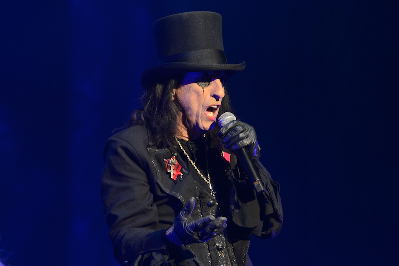 qromag's tweet photo. Wednesday night, @alicecooper haunted @browardcenter - QRO live review &amp; photo gallery: https://t.co/kEirAmCFb8 https://t.co/r9nYvj8ZJs