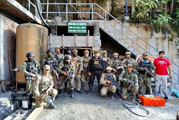 DiarioElPeruano's tweet photo. ¡Golpe a la criminalidad en Pataz! 🇵🇪🛡️ FF.AA. y PNP rescataron a 8 trabajadores secuestrados en la bocamina "La Codiciada". https://t.co/vHwu7WtWUm https://t.co/GeBq9Iy9xI